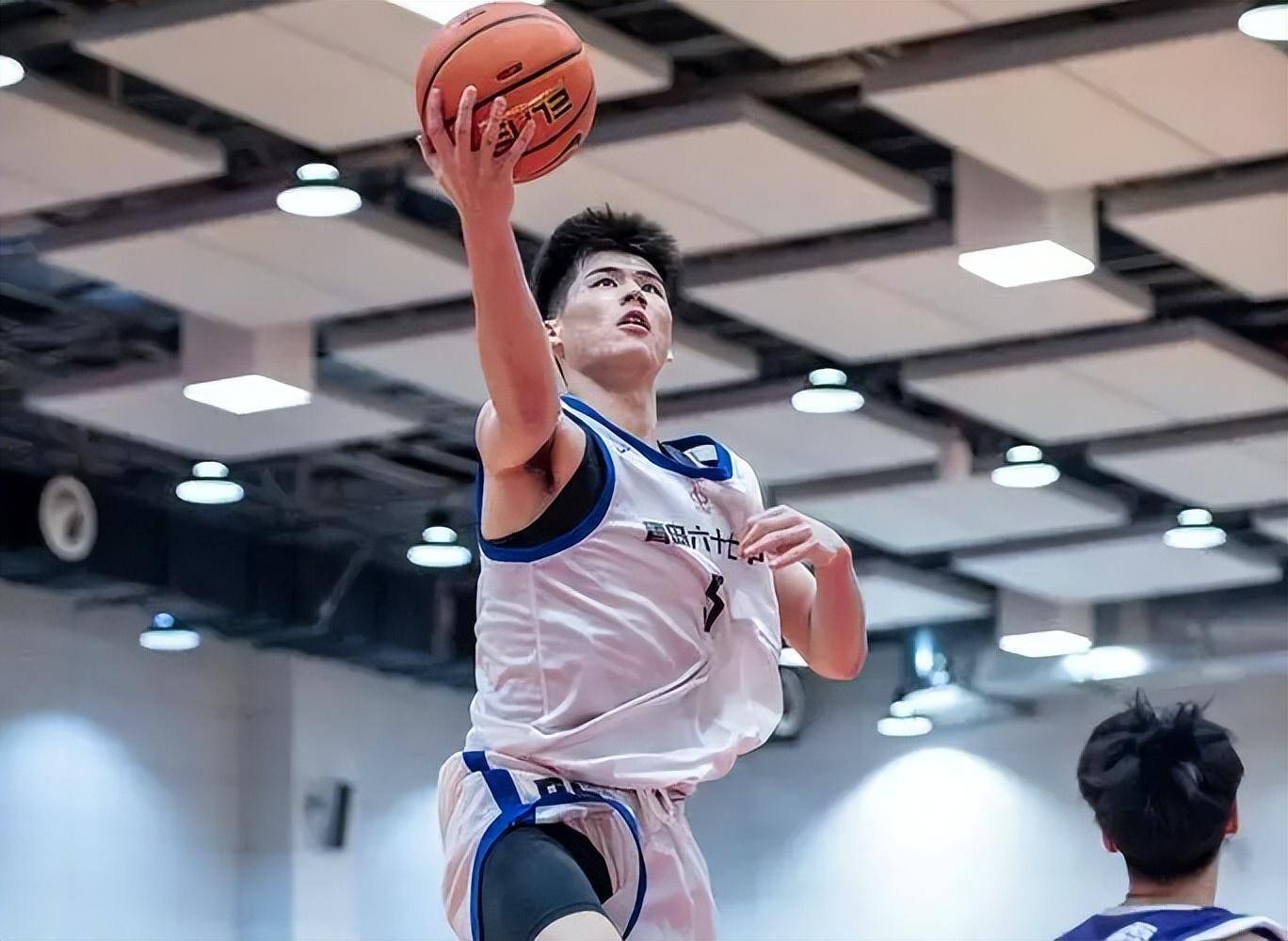 转折点！广东宏远篮板制胜，全明星赛冲刺阶段攻防权衡，信心回归，数据趋势出现新变化的简单介绍